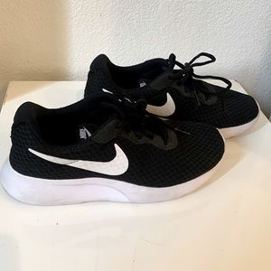 Girls / ladies Nike tennis shoes. 6.5